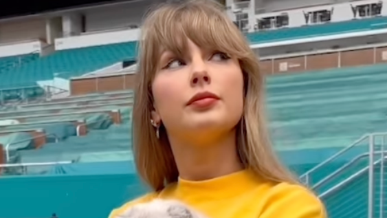 Taylor Swift Is Basically a Ray of Sunshine in This Supercasual Off-Duty Look